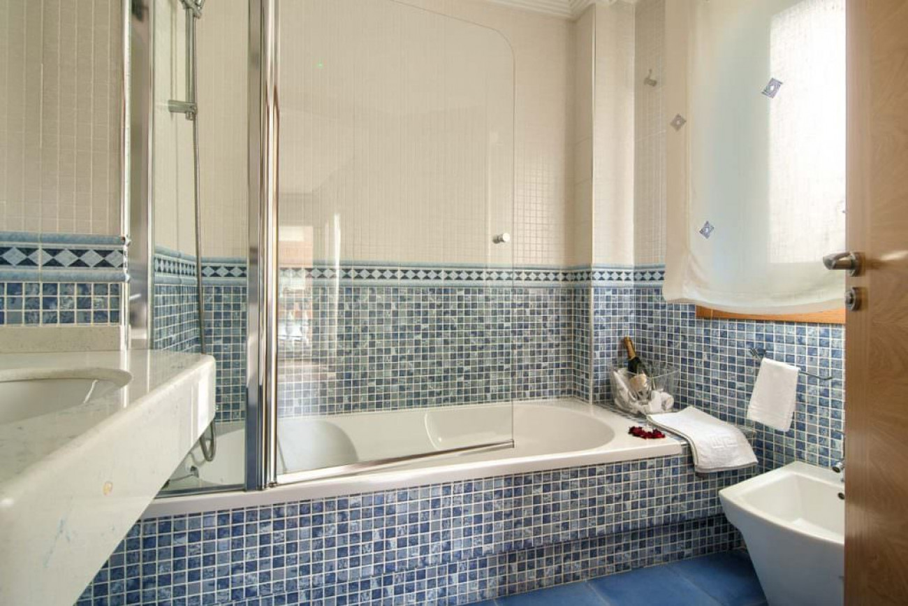 Baño amplio y moderno