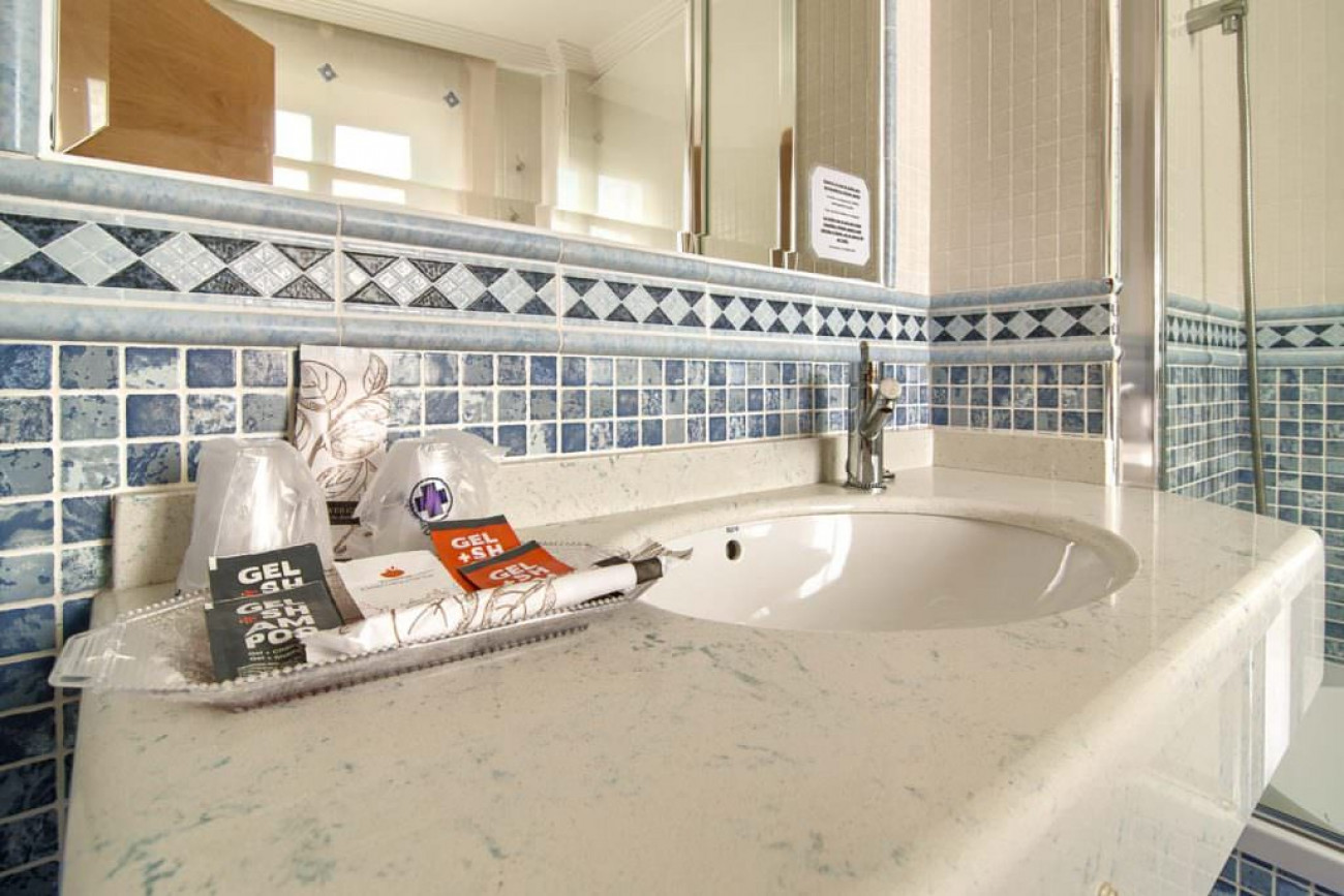 Baño amplio y moderno