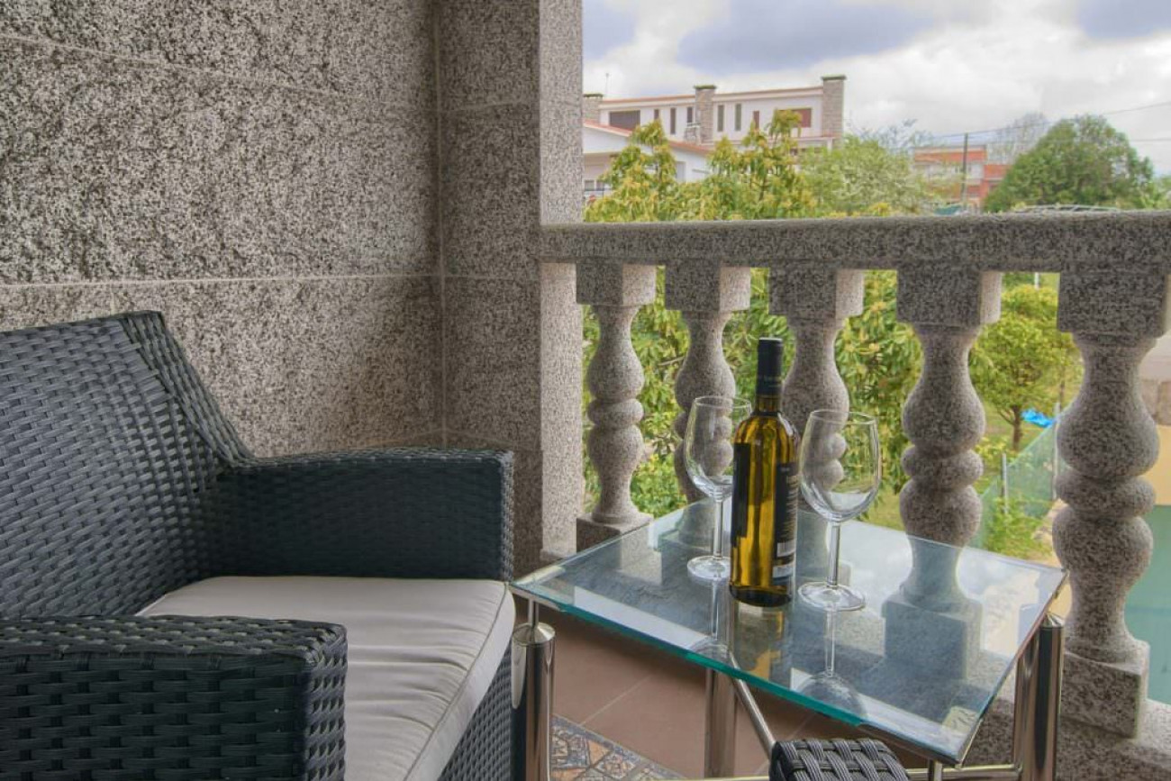 Balcón exterior acabado en piedra