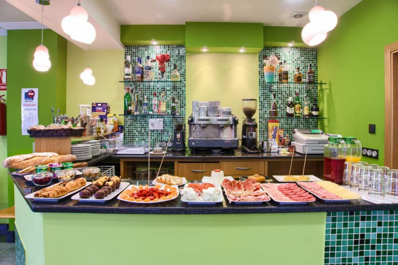 Contamos con variedad de panes, embutidos, frutas, cereales, magdalenas, croissants y zumos.