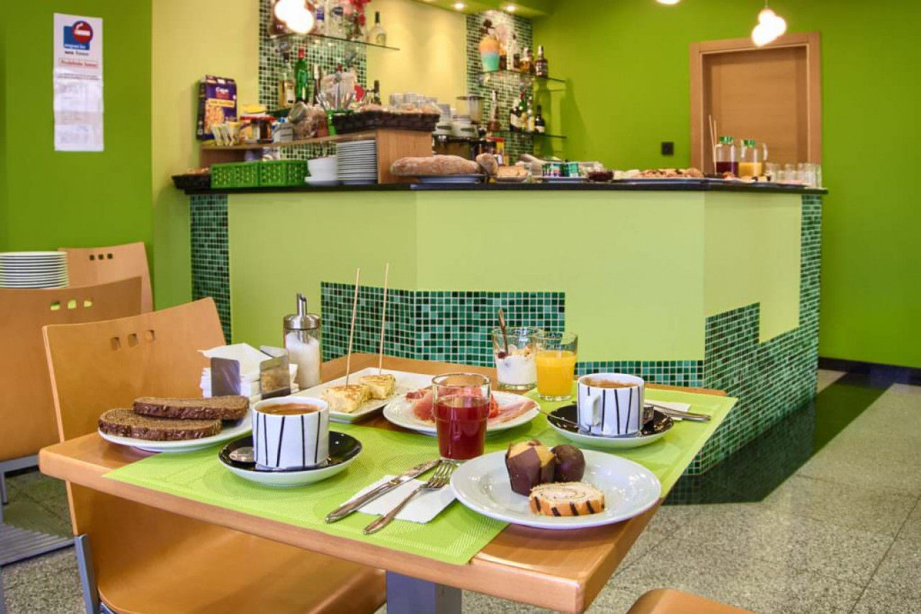 Recomendamos nuestros desayunos con servicio de camarero en mesa y zona buffet