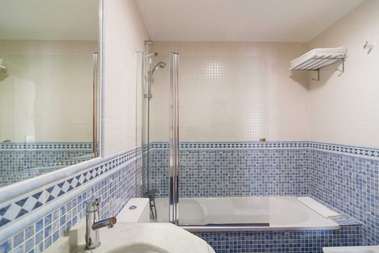 Baño moderno hotel pontus veteris sanxenxo