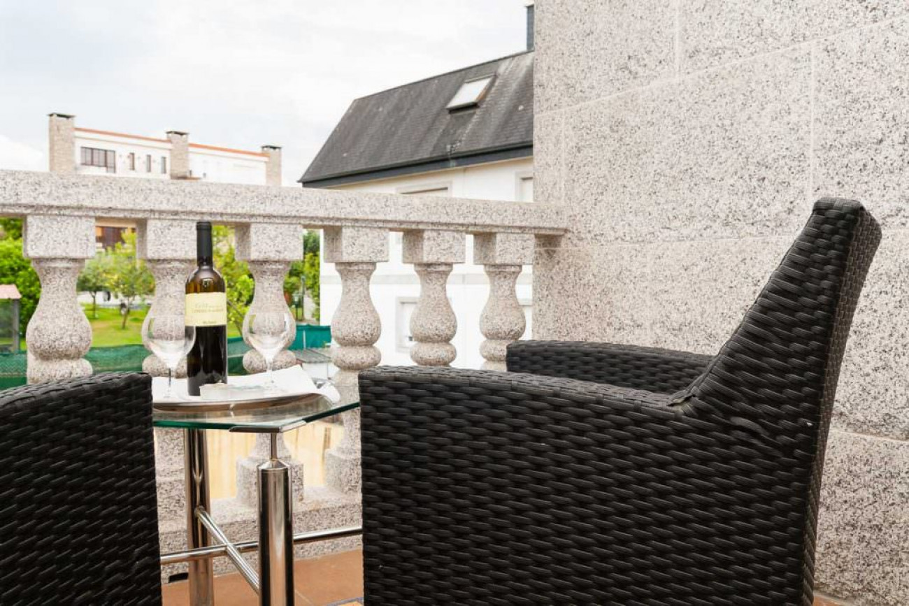 Balcon interior copas de vino para parejas sanxenxo